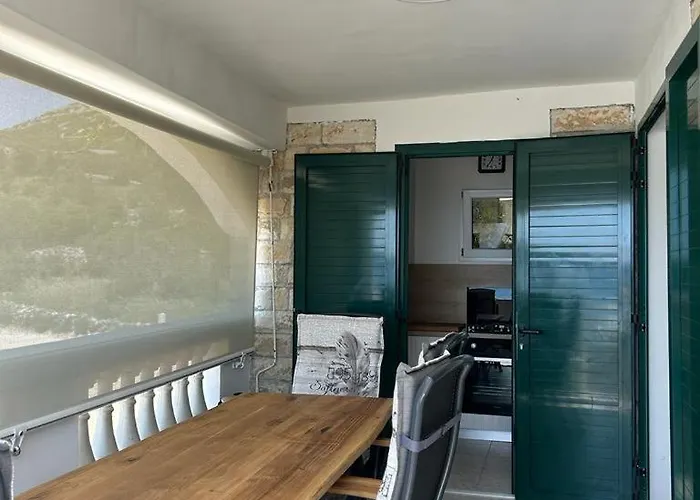 Holiday House Val *